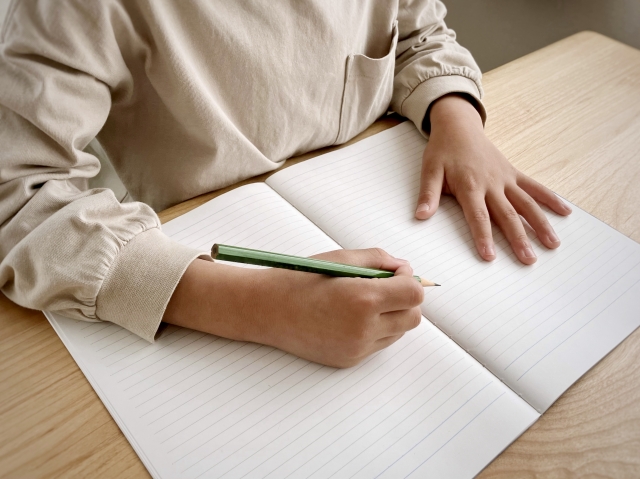 袖口のしつこい鉛筆汚れの落とし方！黒ずみをスッキリ落とす方法